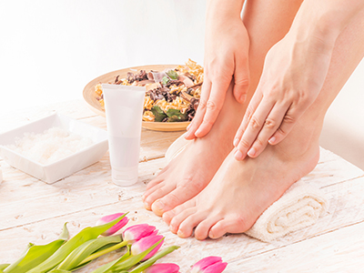 6 Ways to Safely Treat Toenail Fungus at Home
