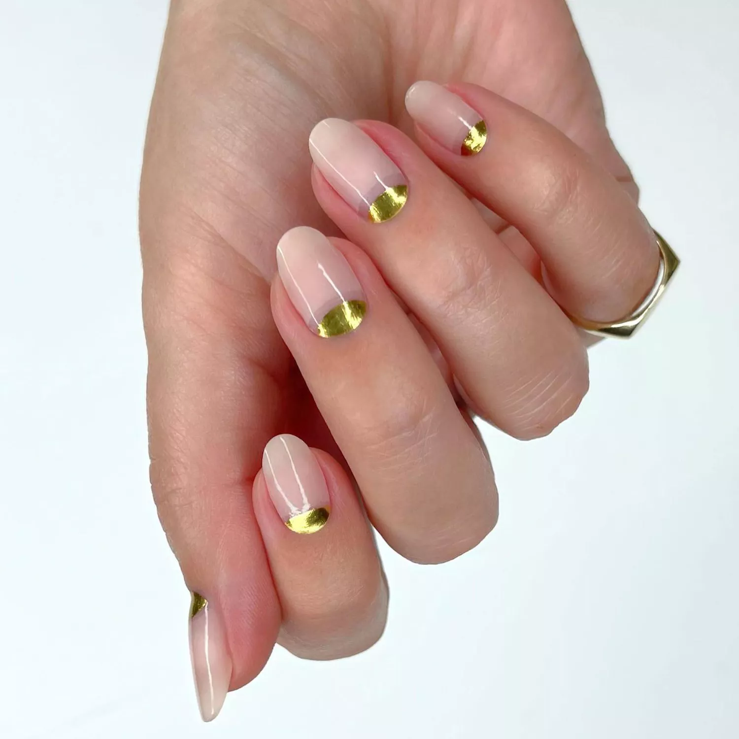 Autumn gold manicure: trending nail design ideas 2024