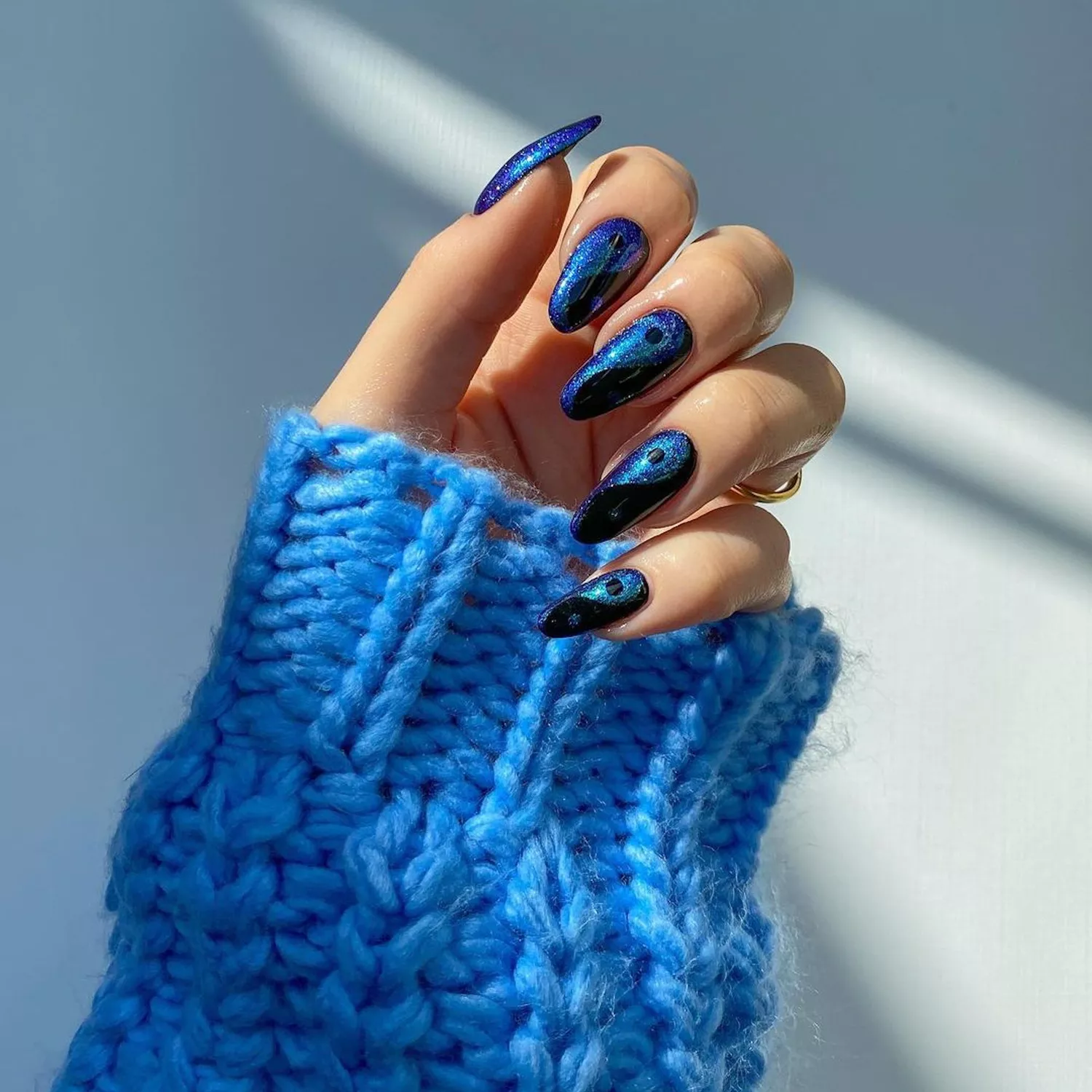 Fashionable blue manicure autumn 2024: novelties of stylish nail design